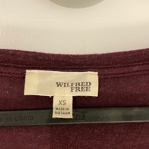 Aritzia wilfred burgundy Henley sz xs preloved - Picture 5 of 6